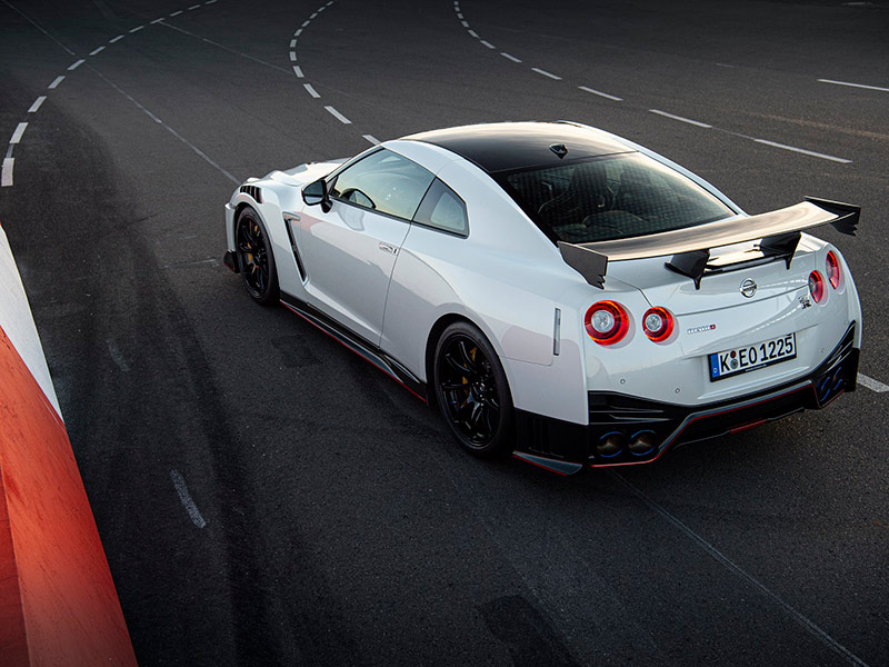 مزايا ديناميكية معززة وألياف الكربون خفيفة الوزن تجتمع في سيارة نيسان الجديدة